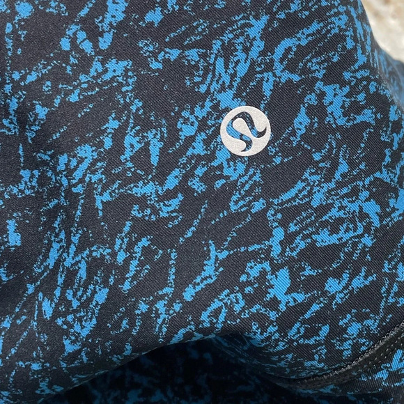 Like New Lululemon Wunder Under Crop (Hi-Rise) (21")
Iced Wave Capri Black W 8 - Picture 7 of 13